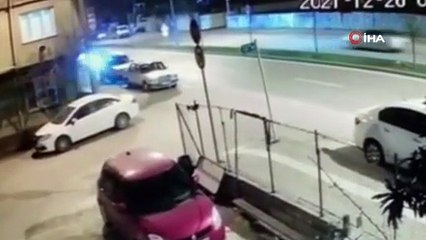 Bursa'da park halindeki otomobile böyle çarptı! O anlar kamerada