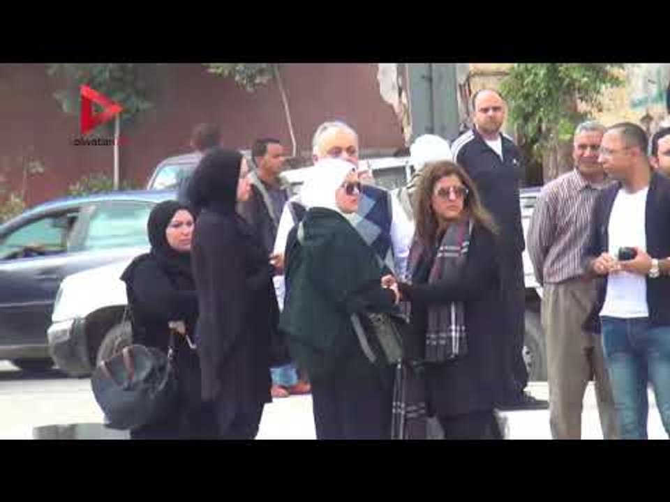 الفيشاوي ومدحت صالح ومحمود حميدة يشيعون جنازة ا...
