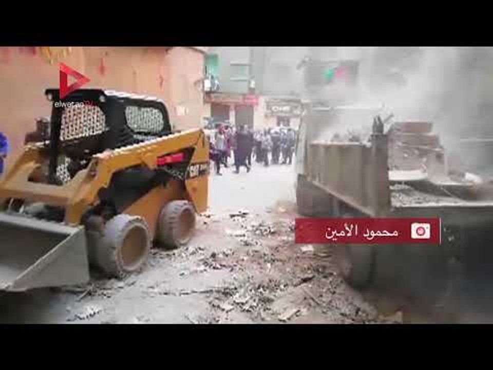 اللقطات الأولى من عقار السيدة زينب المنهار وبدء رفع الأنقاض