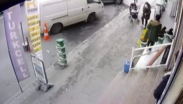 Esenyurt'ta dalgın anne bebek arabasında çocuğunu unuttu