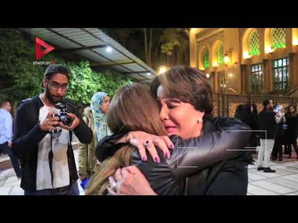 فردوس عبدالحميد تنهار بالبكاء في عزاء الفنان محمد متولي