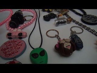 ألاء تصنع من الصلصال ميدليات شيك :نفسي في جاليري