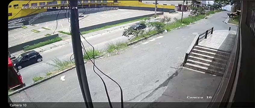 Chevette voa e cai sobre Camaro, deixando feridos; Veja