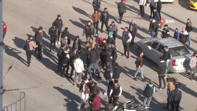Son dakika haberleri | Kaza sonrası cadde savaş alanına döndü, tekme ve yumruklar havada uçuştu