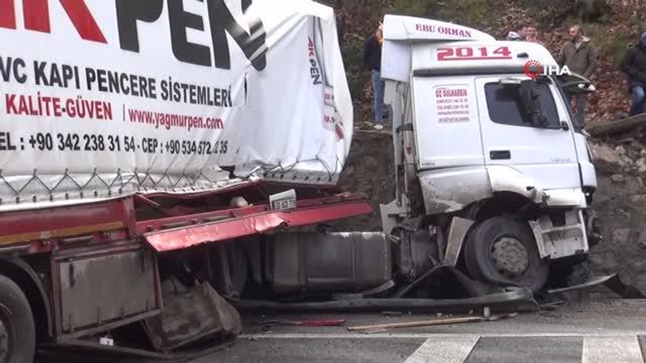 Yağış kazaları beraberinde getirdi...300 metre arayla iki tır kaza yaptı: 3 yaralı