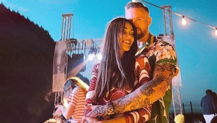 Sevgilisinin ailesiyle tanışan Dilan Çiçek Deniz, görümcesi ve kayınpederiyle poz verdi