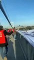 Grevdeki Bakırköy Belediyesi işçileri köprüye ‘Kerimoğlu işçi emek düşmanı’ pankartı astı