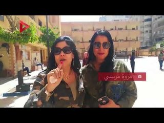 سيدتان بملابس الجيش في الإسكندرية  "معاك ياسيسي ومش هنخاف"