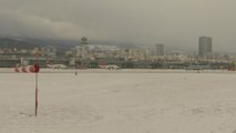 제주 폭설로 공항 활주로 폐쇄...항공편 운항 차질 / YTN