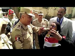 قائد المنطقة العسكرية الشمالية لسيّدة مسنّة بالإسكندرية "إحنا في حماكي"