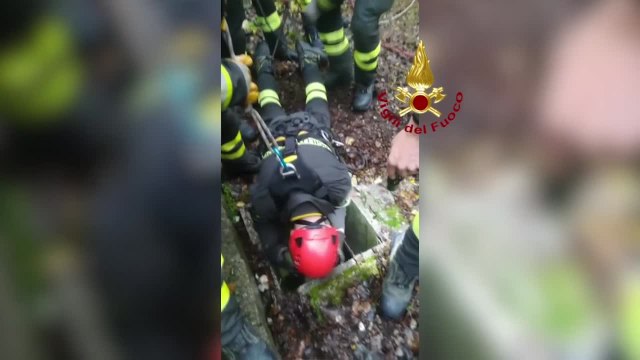 Perugia, soccorso un 75enne rimasto incastrato per recuperare il suo cane