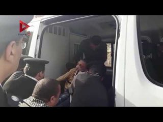 ضباط شرطة يحملون شابآ قعيدآ للتصويت والسيدات تحييهم بالزغاريد