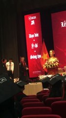 Nam sinh xem cung đấu quá nhiều, “hành lễ” ở cả lễ tốt nghiệp