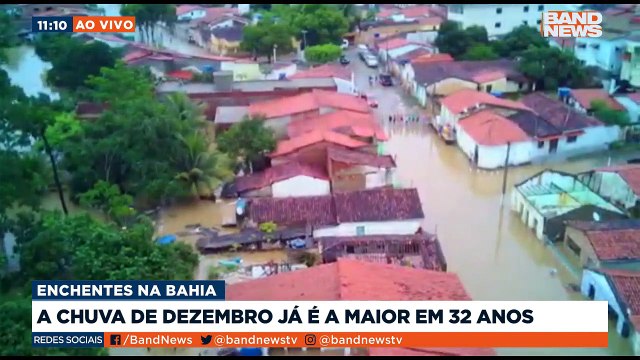 O coronel do Corpo de Bombeiros Jadson Almeida falou sobre as fortes chuvas que atingem a Bahia. O número de mortes subiu para 18. A previsão de chuva forte é até amanhã , afirmou o coronel.