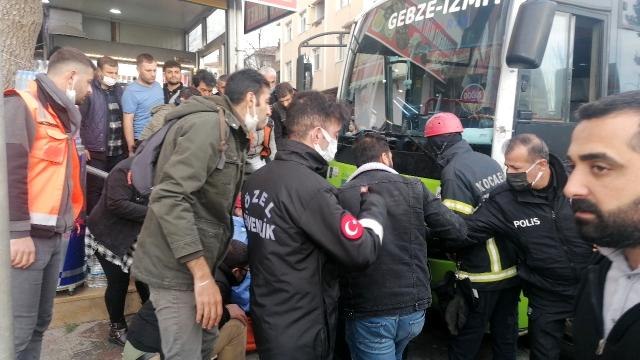 Otobüs durağa çarptı, bekleyen yolcular altında kaldı: 3 yaralı