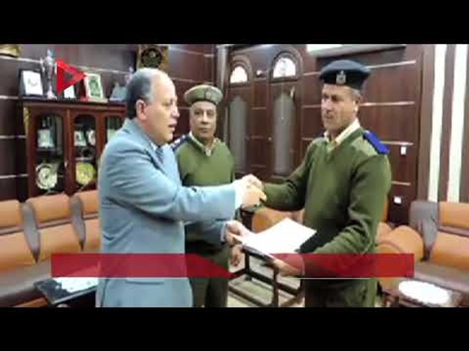 مدير أمن كفر الشيخ يُكرم فرد أمن عثر على 20الف...