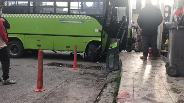 HALK OTOBÜSÜ DURAKTA BEKLEYENLERE ÇARPTI: 3 YARALI