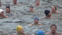 Cientos de nadadores desafían las gélidas aguas del río Moldava en Praga