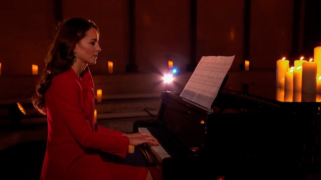 Kate Middleton en concert et au piano pour Noel