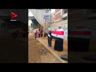 فتاة تلقي قصيدة شعر حماسية أمام لجنة في شبرا الخيمة