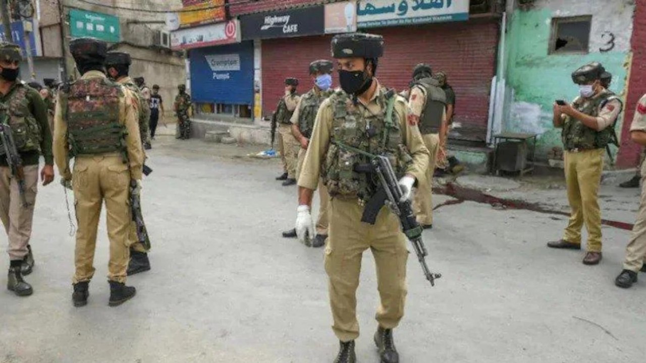 Jammu & Kashmir: Terrorist attack in Pulwama Po...