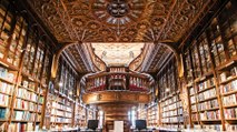 Nos perdemos en la librería Lello, el templo de libros portugués que pudo inspirar Harry Potter