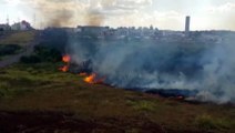 Corpo de Bombeiros combate incêndio em vegetação na região da FAG
