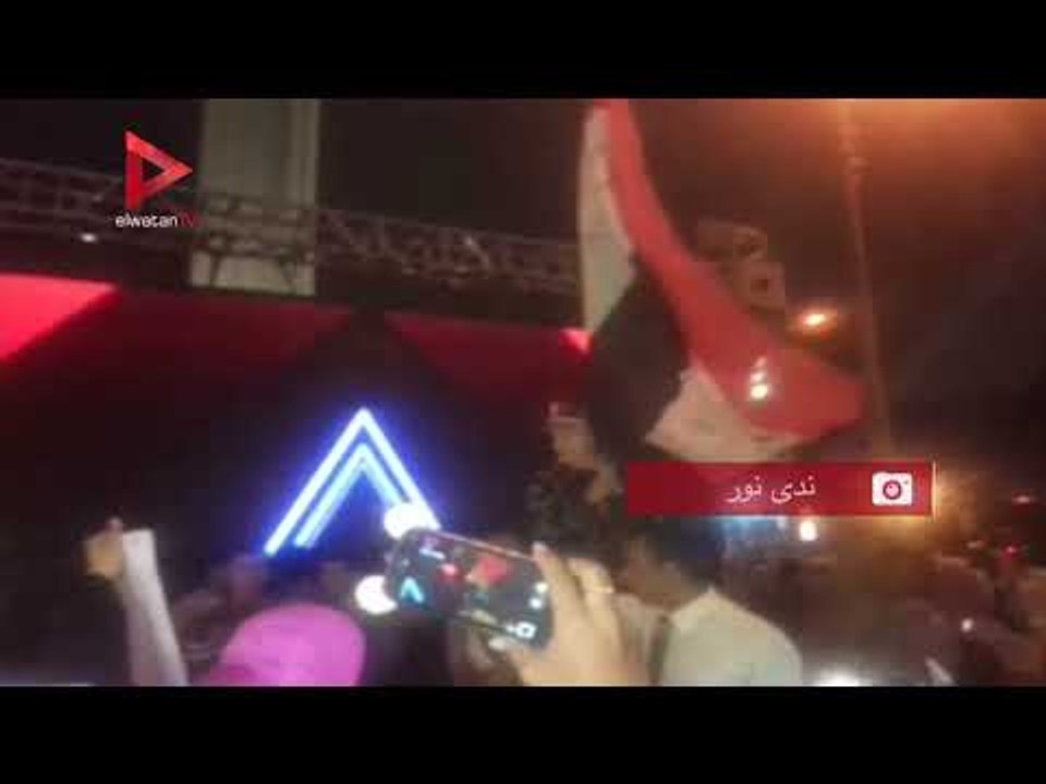 طفلة ترتدى ملابس الجيش وتحمل علم مصر في احتفالات فوز السيسي أمام جامعة القاهرة