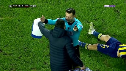 Böylesi görülmedi: Hakemden sağlık görevlisine sarı kart