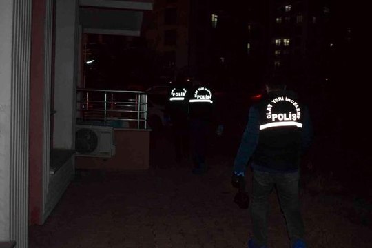 Kendisinden haber alınamayan polis memuru evinde ölü bulundu