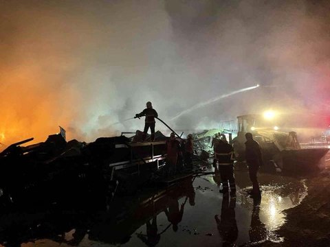 Mobilya fabrikası alev alev yandı, çok sayıda işçi dumandan etkilendi