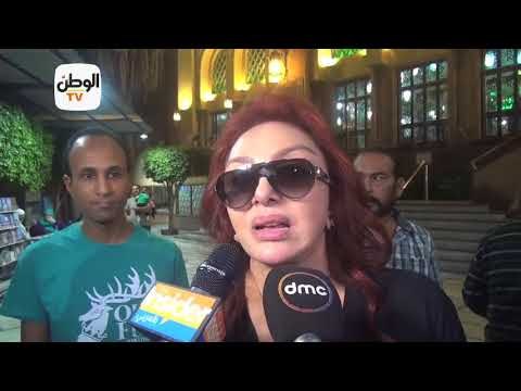 نبيلة عبيد تدخل في نوبة بكاء خلال عزاء مديحة يسري