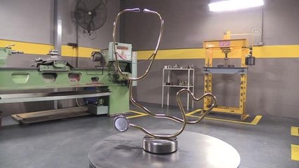 İki arkadaş çelikten "kalp" figürlü stetoskop heykeli yaptı