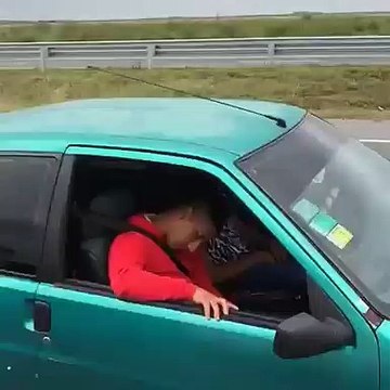 Dos policías manejaban borrachos y se quedaron dormidos en medio de la ruta