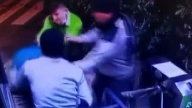 Marketten çaldığı ürünlerle yakalanıp darbedildi