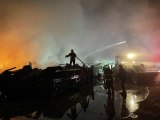 Mobilya fabrikası alev alev yandı çok sayıda işçi dumandan etkilendi