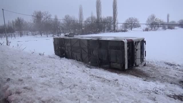 Yolcu otobüsü şarampole devrildi, 11 kişi yaralandı