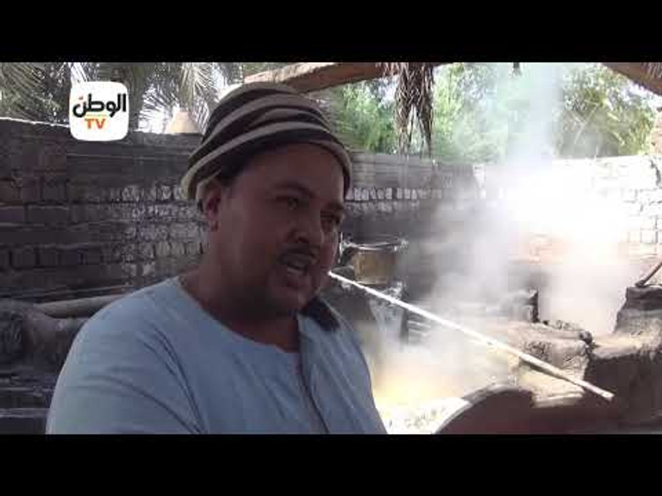 صناع العسل الأسود عن مراحل تصنيعه  أكل العيش مر قوي