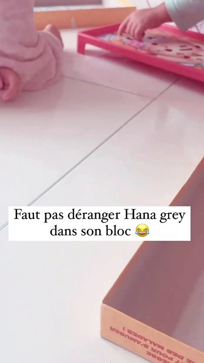 Amel Bent a filmé ses filles Hana et Sofia en train de se disputer le dimanche 26 décembre 2021.