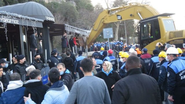 İstanbul’da olaylı yıkım! Zabıta ve çalışanlar birbirine girdi