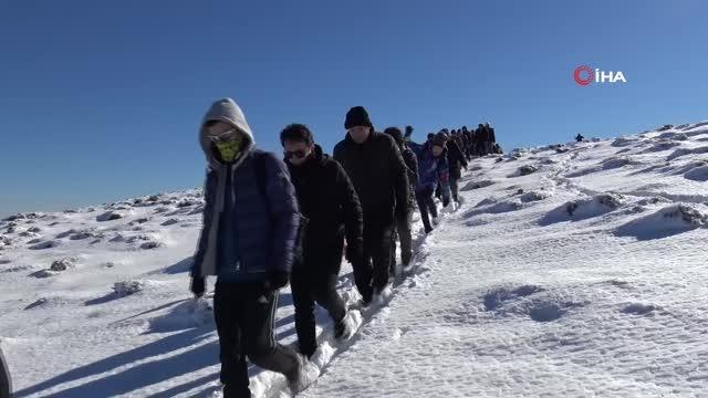 Son dakika: Sarıkamış şehitlerini anmak için 1910 rakımlı karla kaplı Karacadağ'a çıktılar