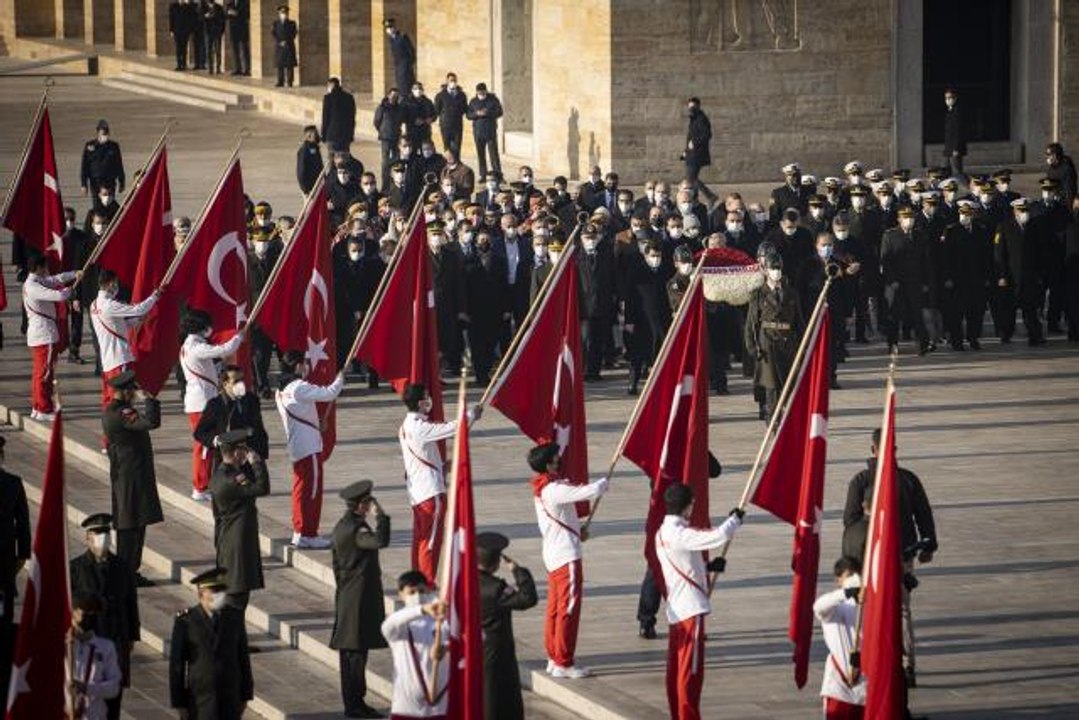 Vali Şahin, Atatürk'ün Ankara'ya gelişinin 102. yılı dolayısıyla Anıtkabir'i ziyaret etti