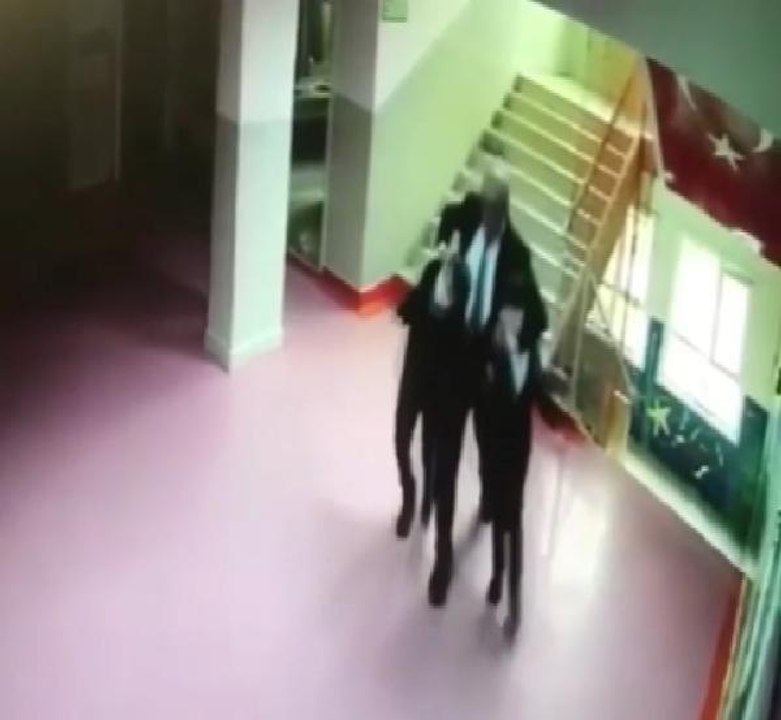 KADIKÖY'DE İLKOKUL ÖĞRENCİLERİNİN KULAKLARINI ÇEKEN OKUL MÜDÜRÜ HAKKINDA SORUŞTURMA