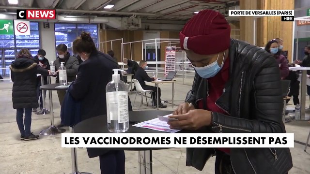 Coronavirus - Face à la propagation du variant Omicron, les vaccinodromes ne désemplissent pas avec de nombreuses personnes qui se déplacent pour recevoir leur dose de vaccin - VIDEO
