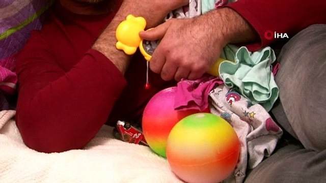 Bir babanın çaresiz çocuk özlemi, eşyaları ve oyuncaklarına sarılarak uyuyor