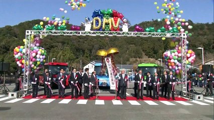 Japon : ce bus peut passer en mode train et rouler sur des rails