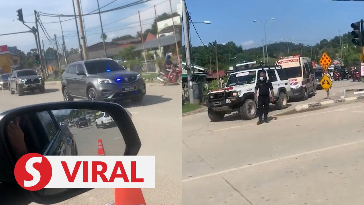 Cops: Ambulance and 4WD stopped to give way to...