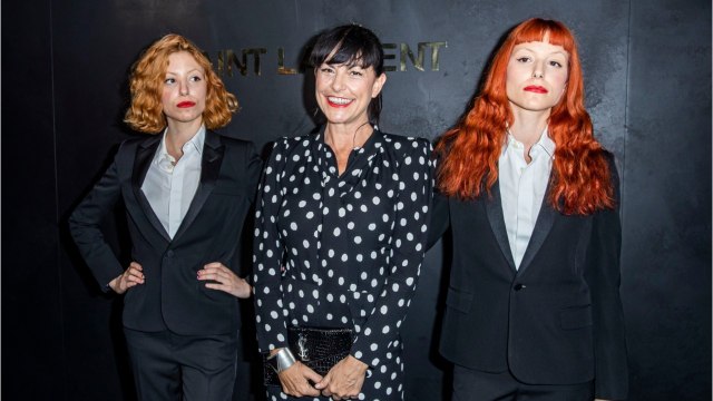 FEMME ACTUELLE - PHOTOS - Lio et ses deux filles prennent fièrement la pose lors du défilé Saint Laurent à Paris
