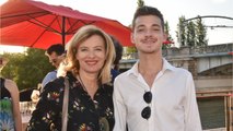 FEMME ACTUELLE - Valérie Trierweiler : émue, elle partage une photo du mariage de son fils Léonard avec sa nouvelle femme Jennifer