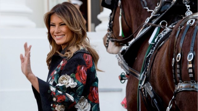 FEMME ACTUELEL - Melania Trump : Quand Elle Ose Les Cuissardes Assorties À Son Trench En Daim ! (1)